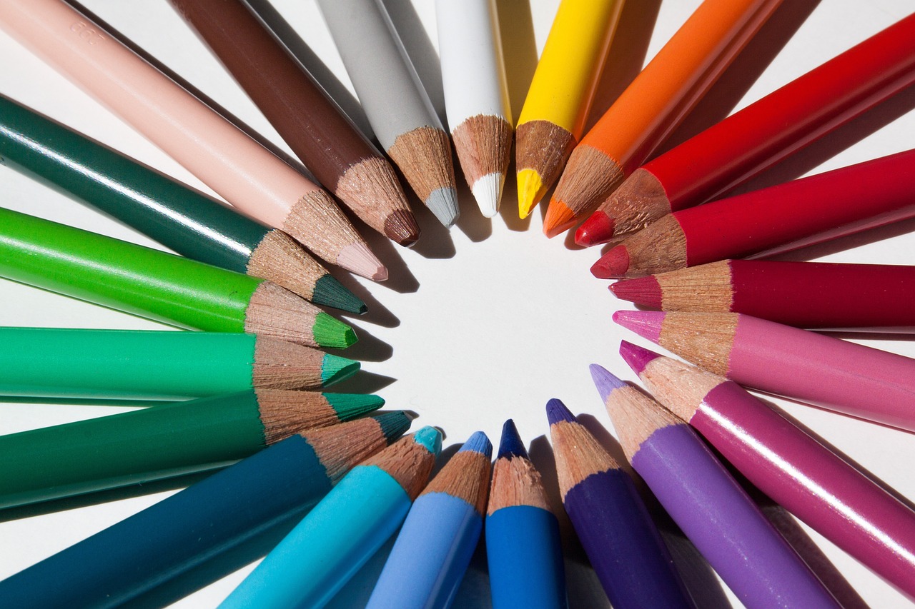 תמונה של עפרונות צבעוניים מסודרים במעגל